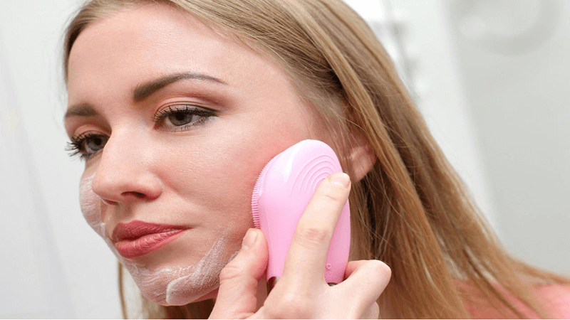 4 Mistakes That People Make with Their Face Cleansing Routine